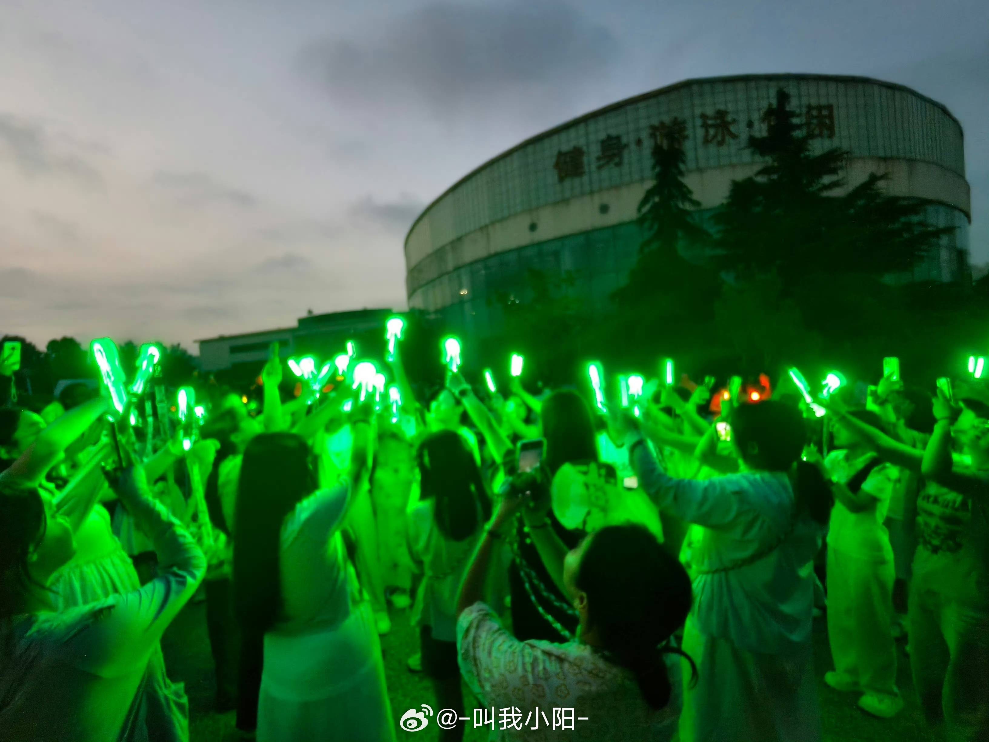 泽禹solo时场馆外的宝宝丝