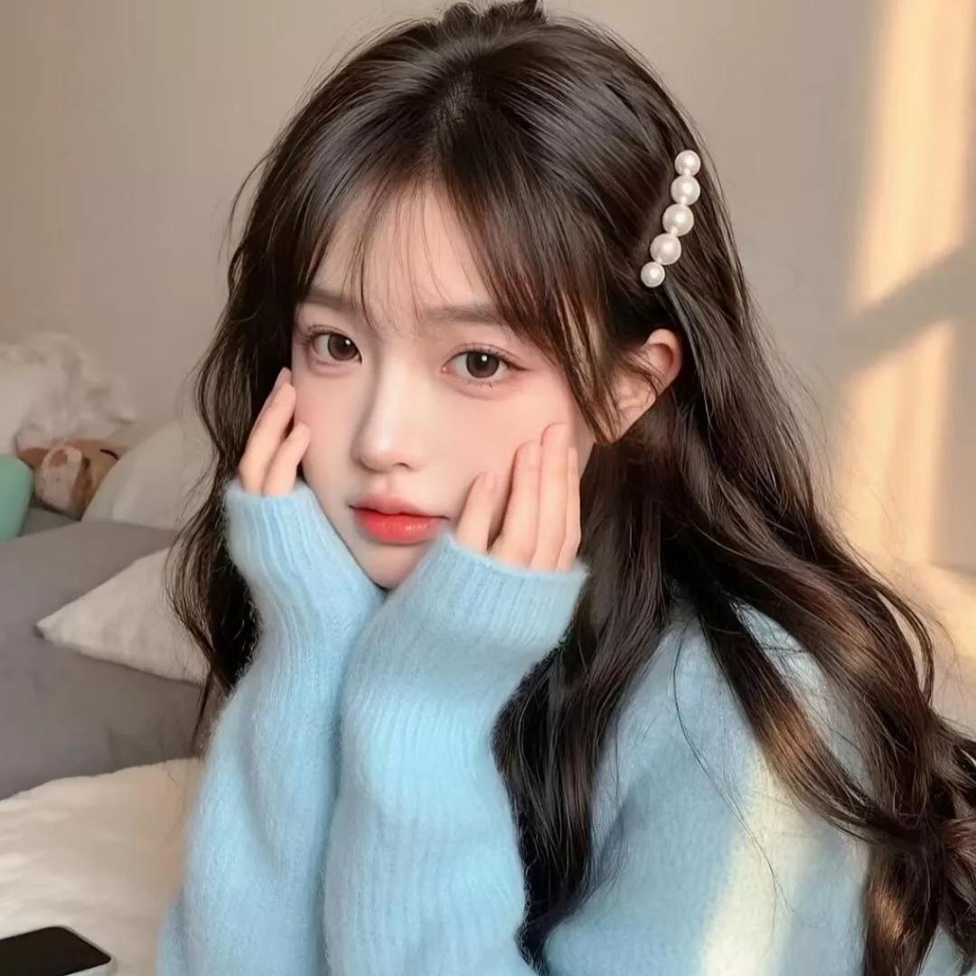 沉静的午后，温柔的阳光洒在她的脸庞。少女的笑容 阳光白裙少女 秋日少女照 秋日清