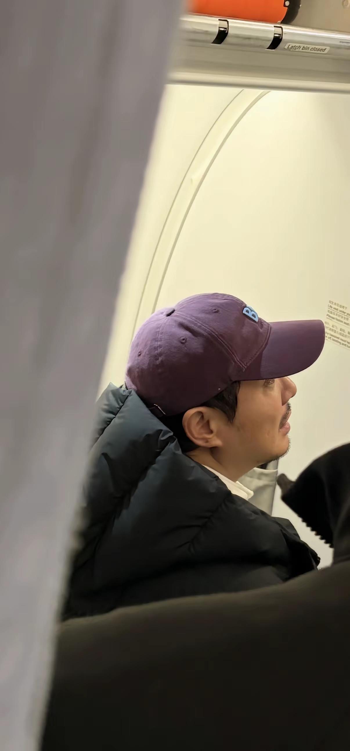 近日，有位网友在飞机上偶遇沈腾和尹正，从沈阳飞往成都。

沈腾正忙着给新电影《飞