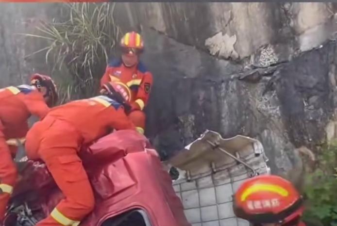 看一次心痛一次！英雄不该以这样的方式被记住。
 
正月初三，湖南新化的消防员们却