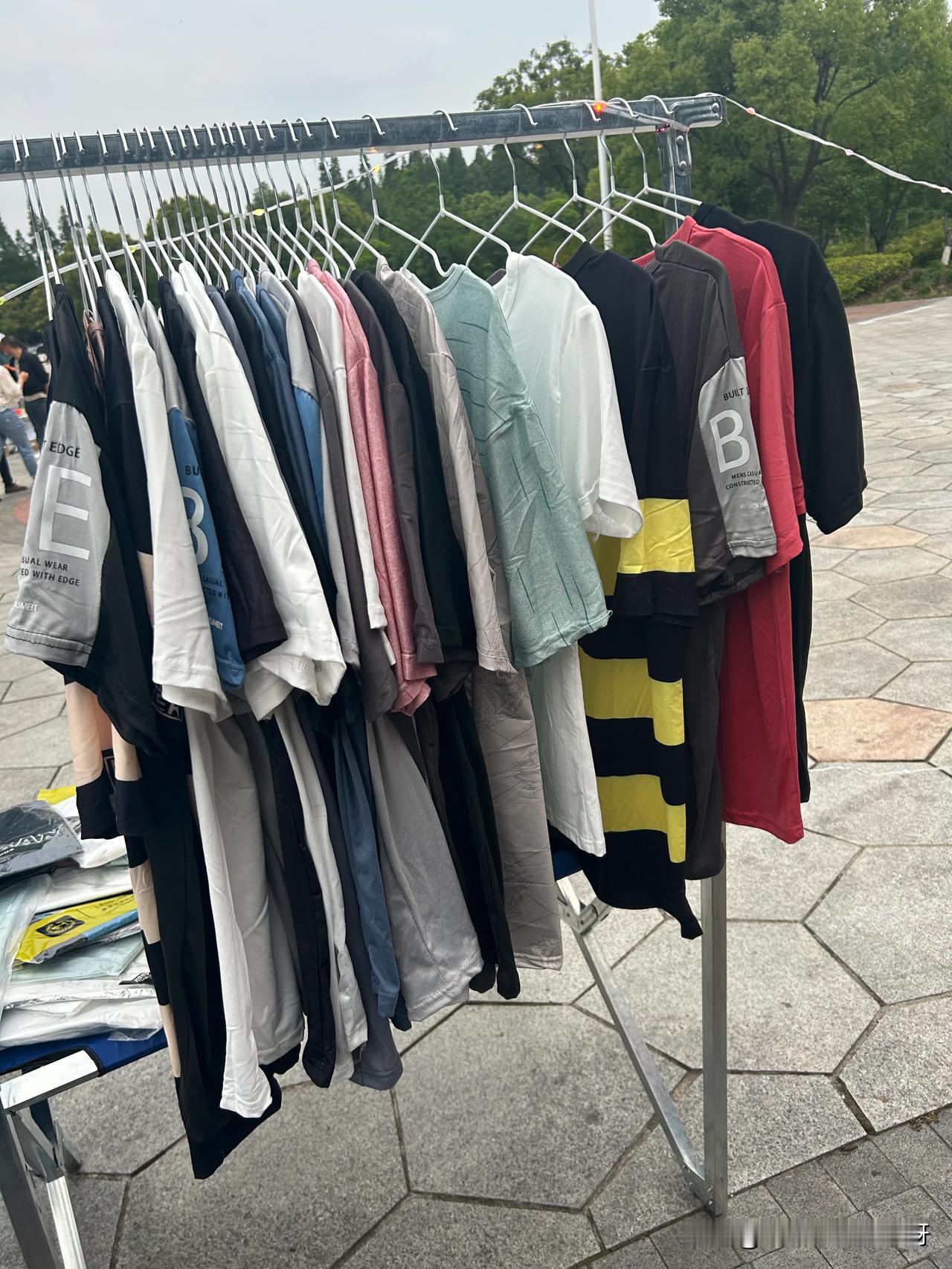 你会摆地摊给自己增加一份收入吗会，但是事与愿违，我是在一个小公园摆摊的，基本每天