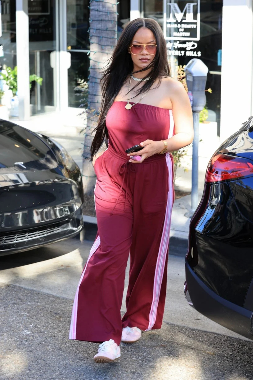 Rihanna 24日加州Beverly Hills外出购物 