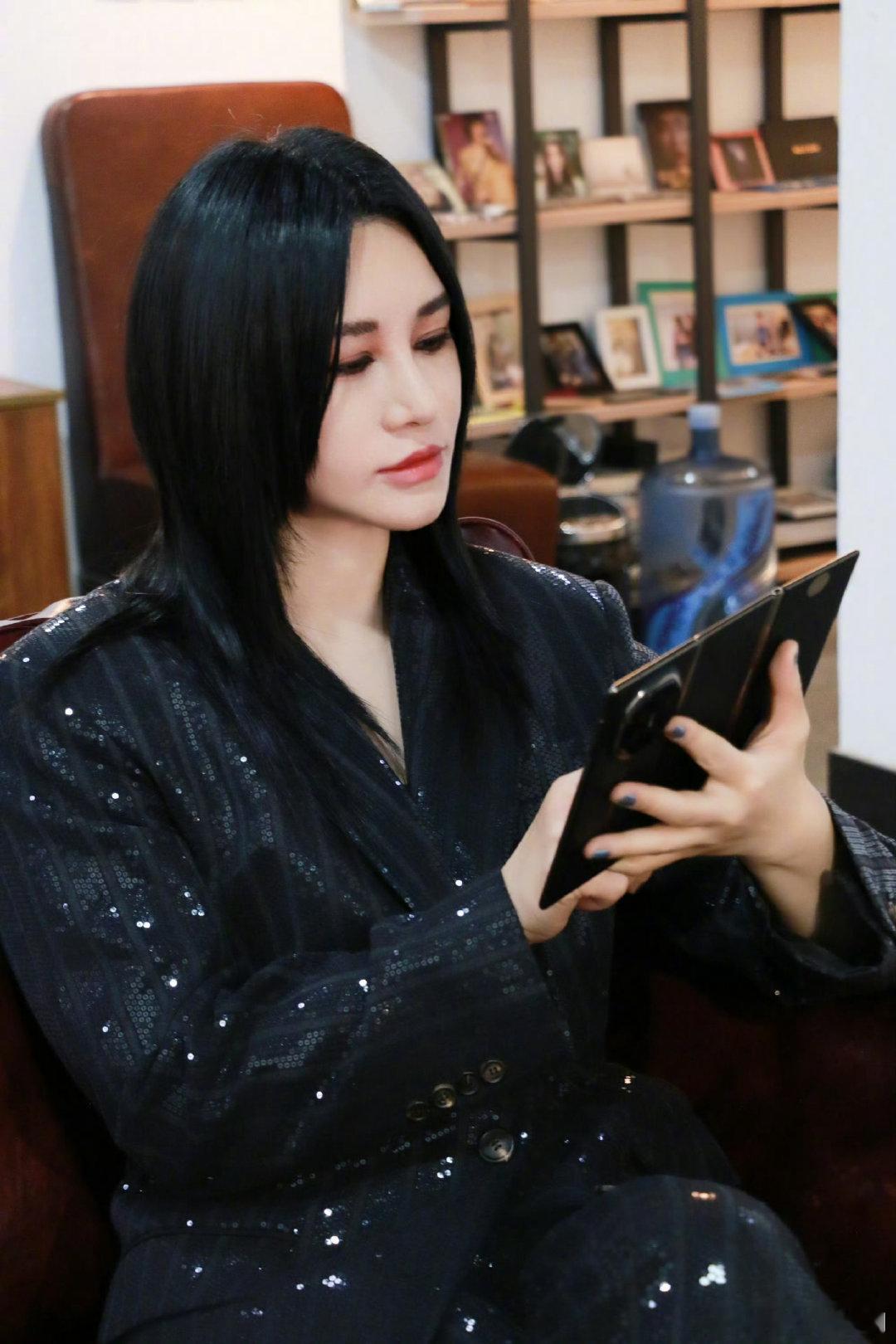 尚雯婕比末世女主还会囤伦敦合伙人对比其他嘉宾简易行李，尚雯婕满满一箱刚需好物，被