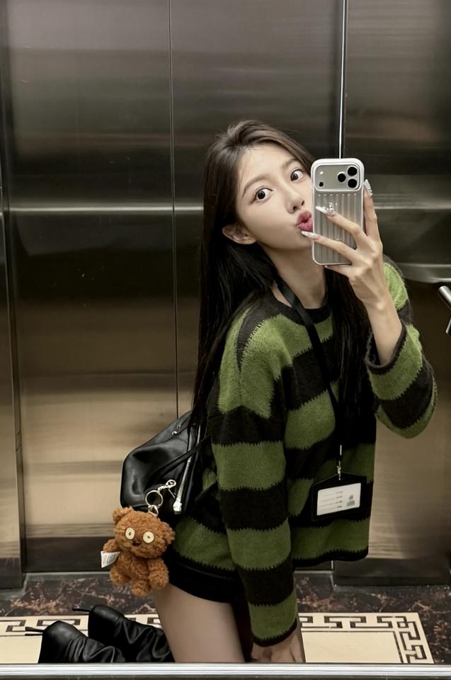 今日穿搭推荐是休闲甜酷风。

上装是绿黑撞色条纹毛衣，宽松版型自带松弛感，撞色设