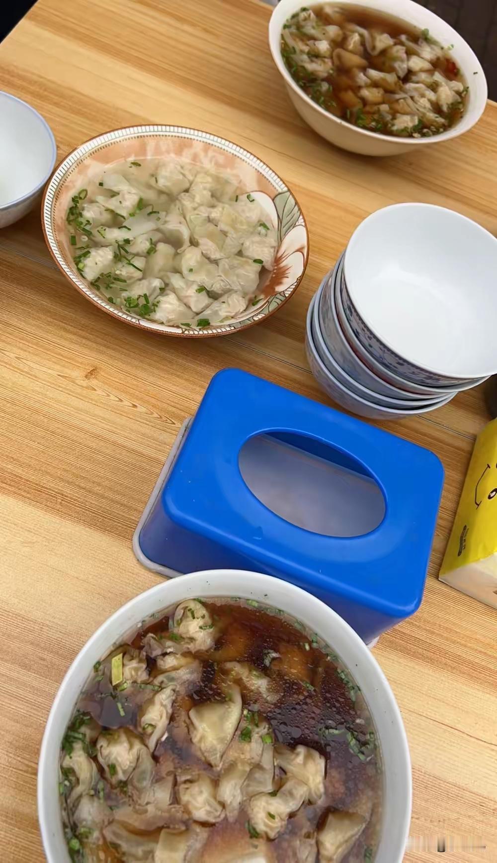 今天去菜市场买菜，在门口的路边碰到个蹲在那儿卖菜的老太太。她篮子里稀稀拉拉的，就