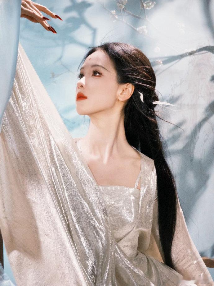 蒲松龄笔下的女鬼就陈都灵这样吧谁懂啊，她往那一站就自带凉飕飕的氛围感，美到骨子里