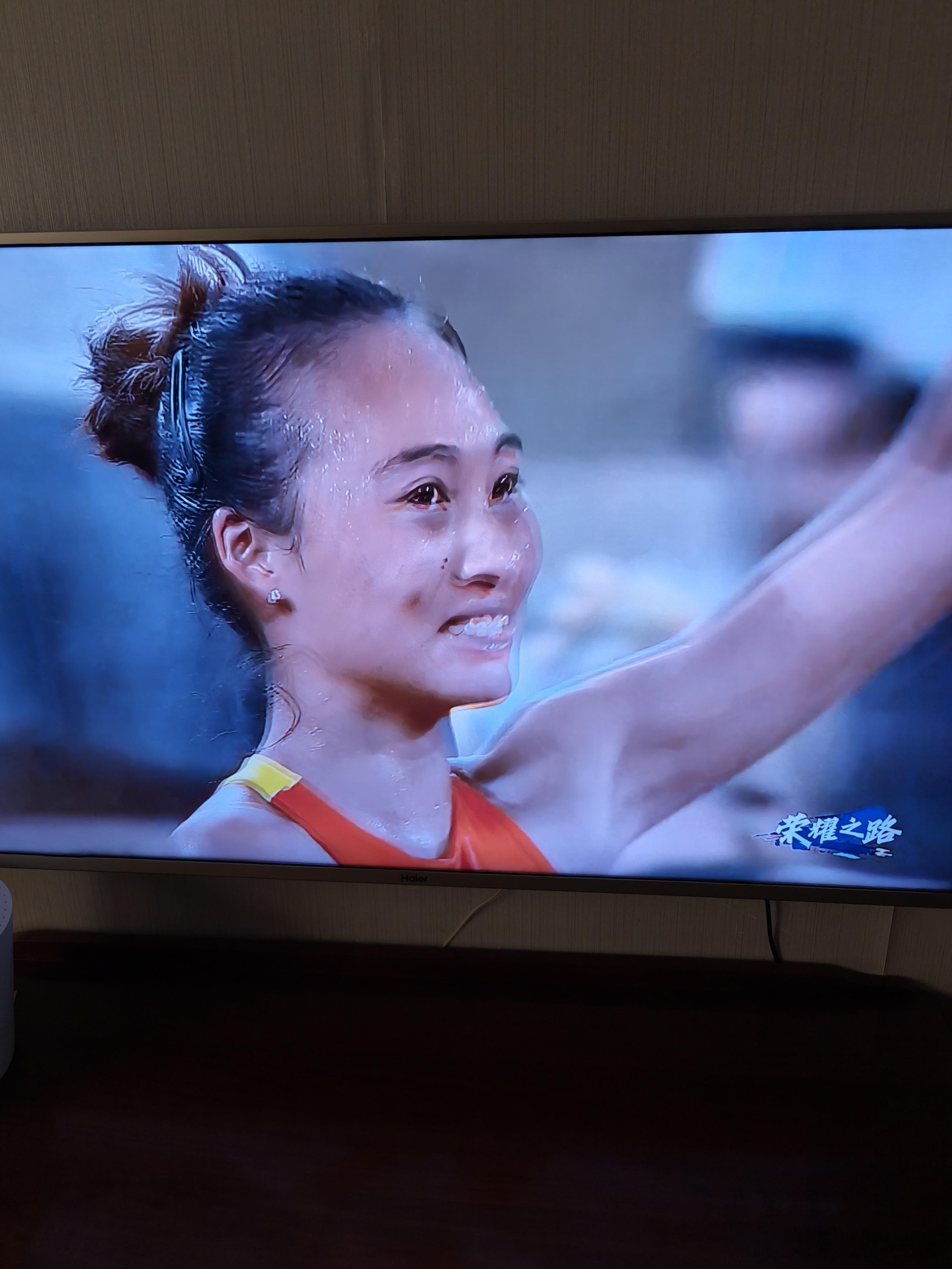 重播之后还是重播。再看一遍科贝尔老师上最后一课以及郑钦文论文答辩通过的那一刻。体