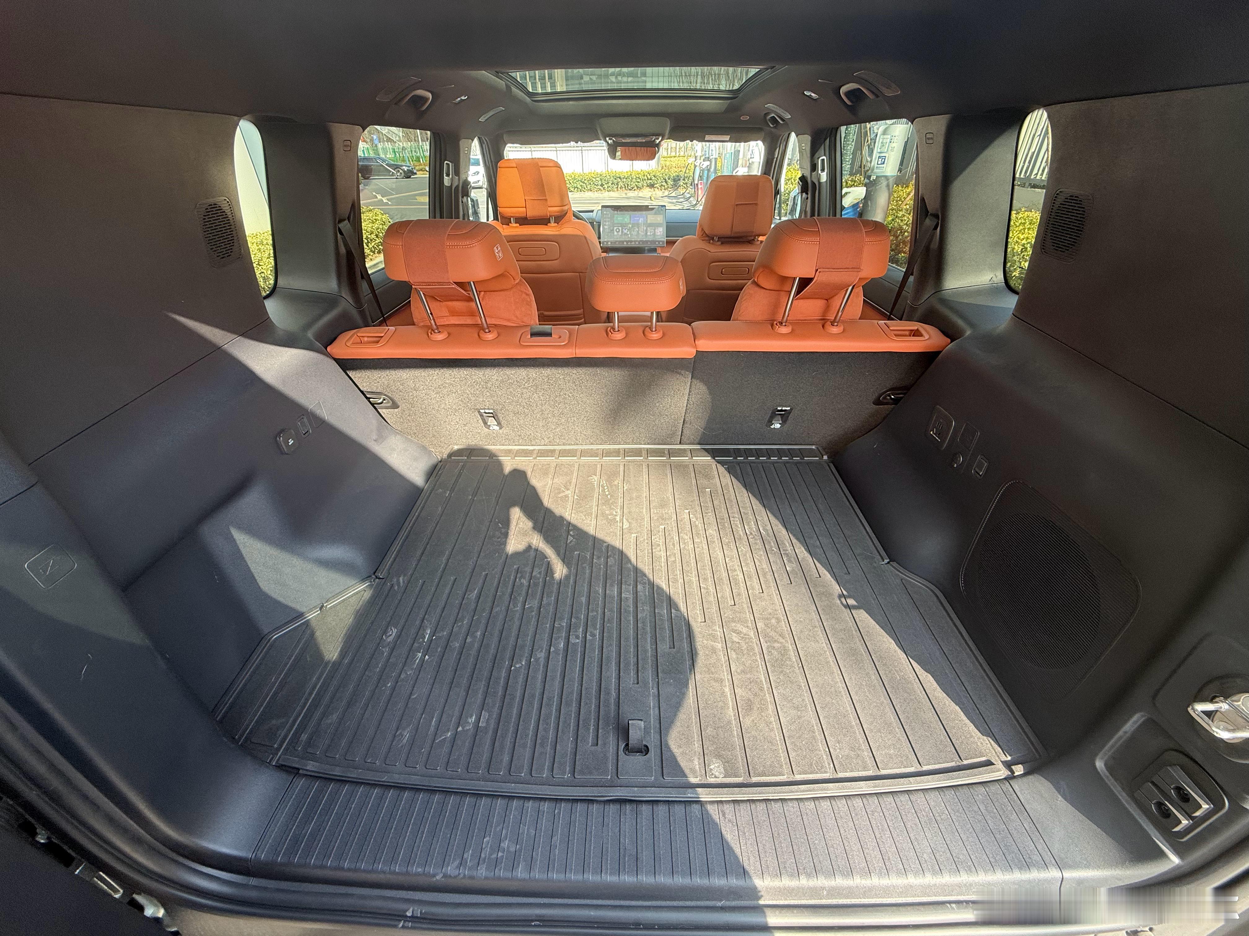 钛7的后备箱大的离谱，座椅放倒完全就是厢货级的大空间后备箱2.2kW的插座其实我