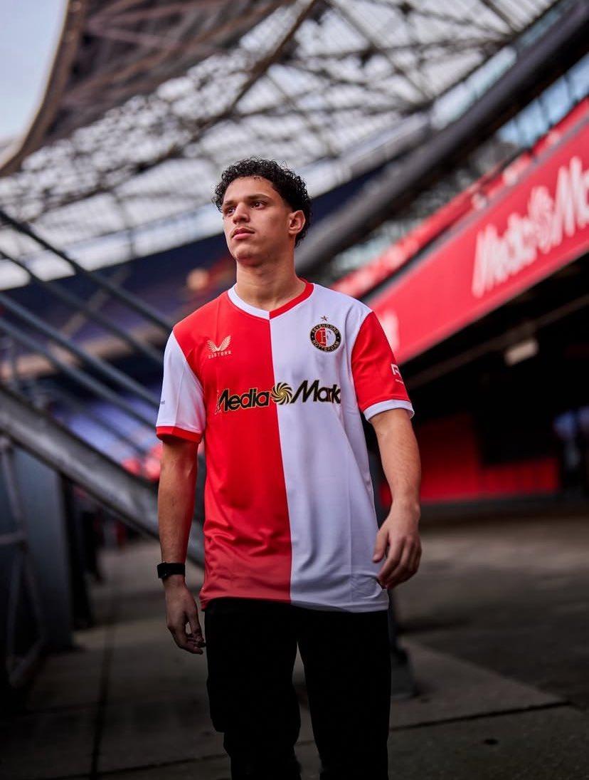 全球归化全球入籍 荷兰本周出去了4个球员，皮罗给苏里南，剩下三个全给纯粹足球一波