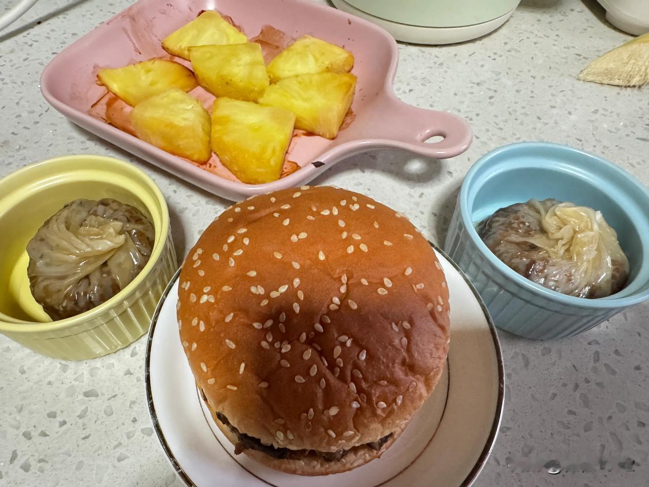 午饭，烤菠萝和烧麦。汉堡🍔是自己提前做好的🤭