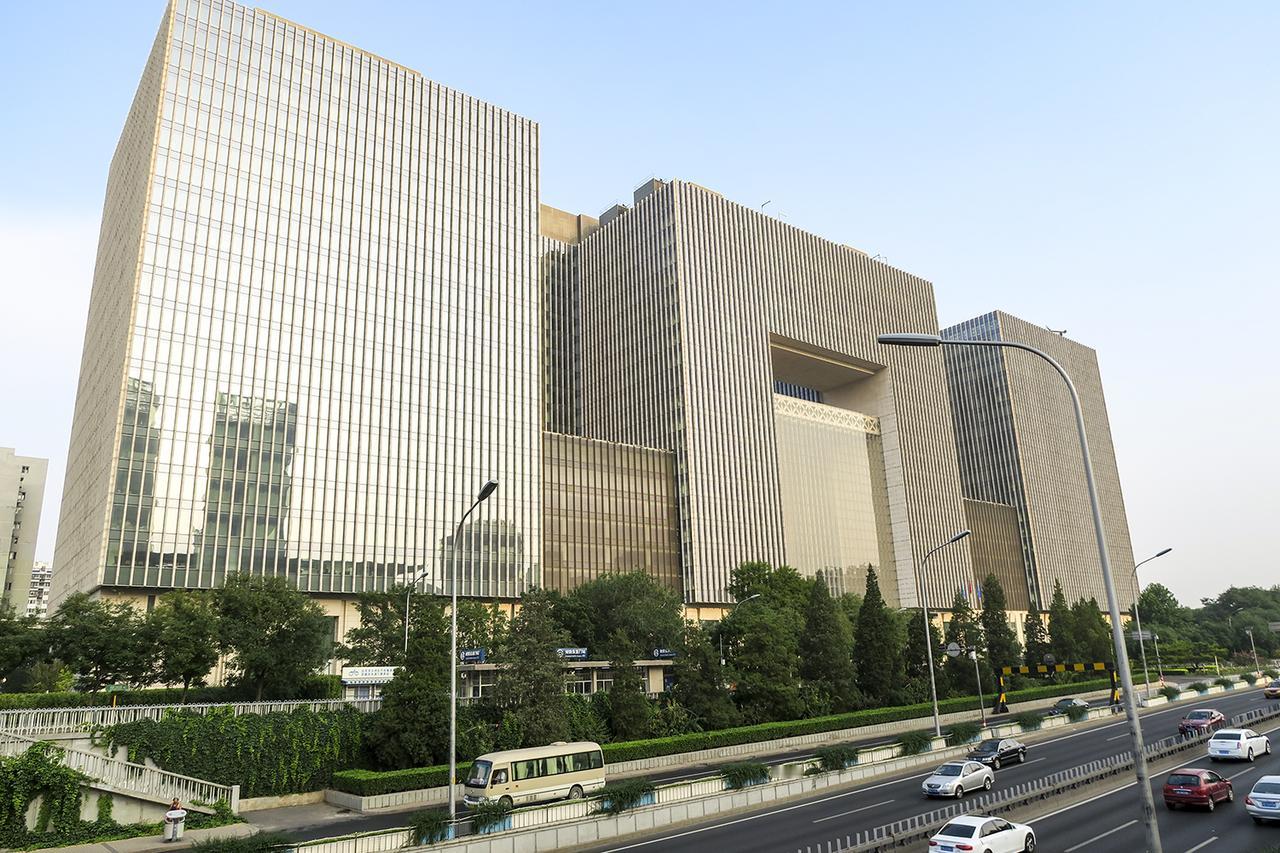 中国石油总部大厦，整体的构造看起来方方正正，气势磅礴，妥妥的国内能源第一大楼，不