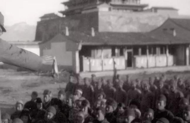 1937年，杨成武请地主吃饭，随后要地主们捐款抗日，“铁公鸡”地主王朴伸出五根手