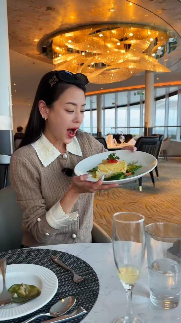 江语晨想象中的乘风放假 江语晨想象中的乘风放假be like，想吃美食哈哈哈哈！