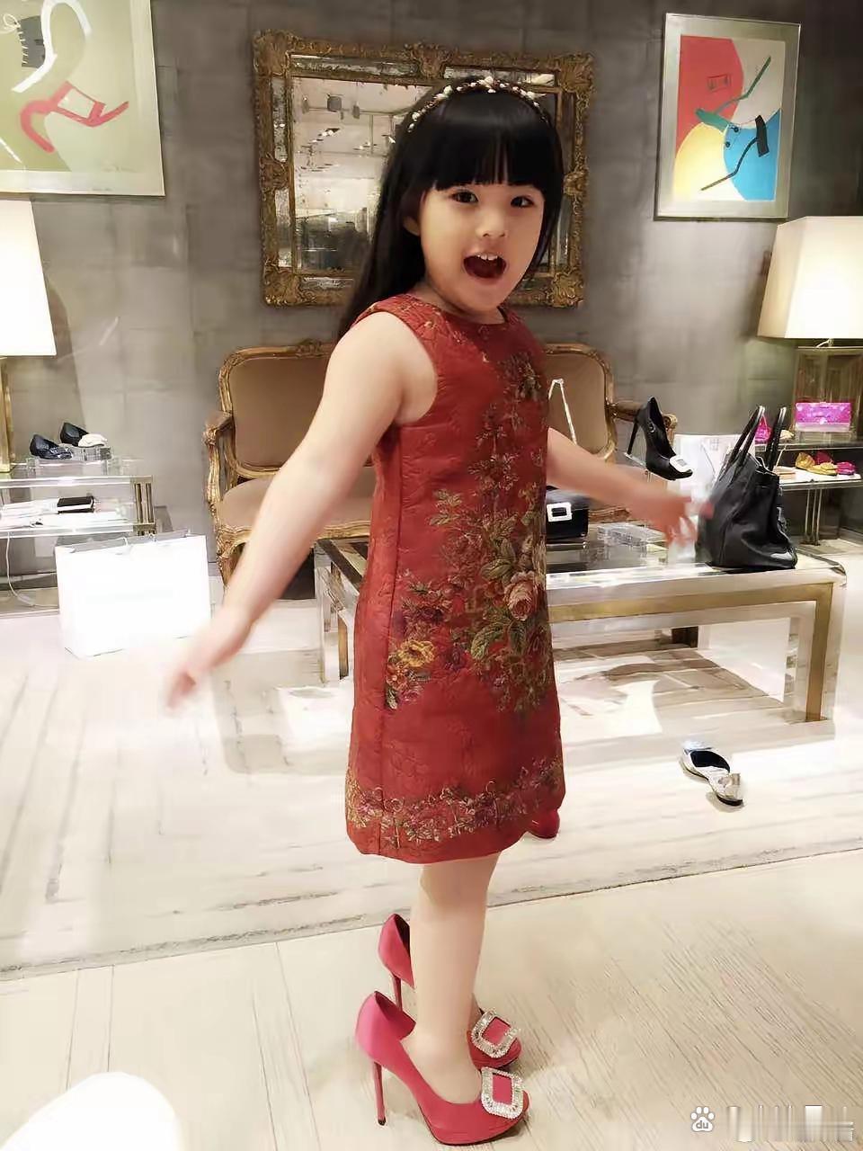 王诗龄也会偷穿妈妈李湘的高跟鞋。 ​​​