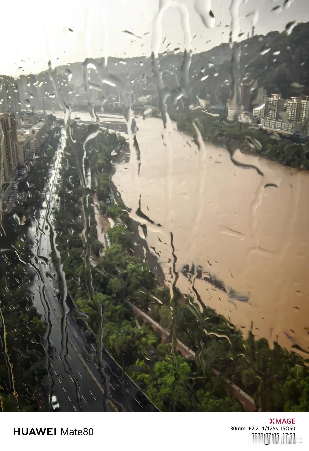 顷刻间狂风骤雨席卷七里河区，密密麻麻的雨珠铺满玻璃窗，把窗外山河揉成一片朦胧水墨
