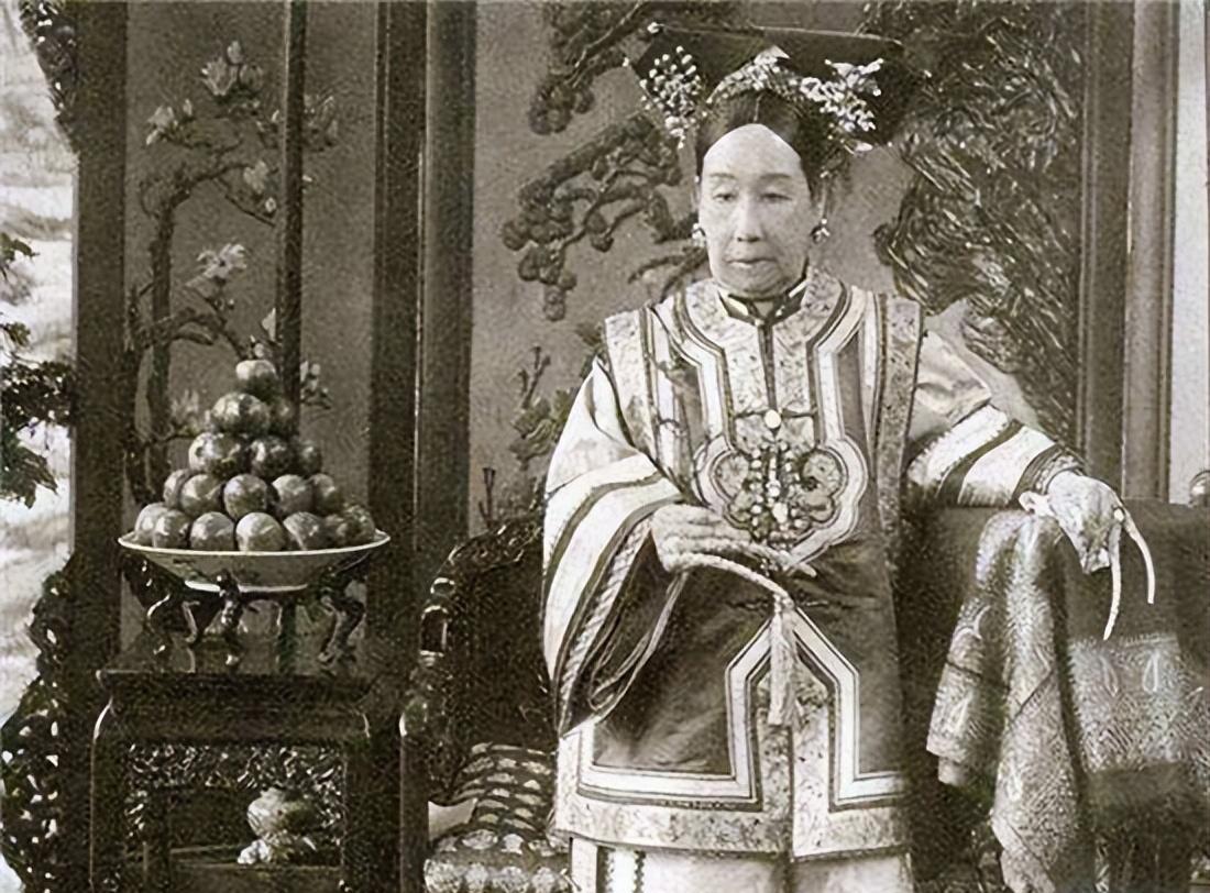 1907年，72岁慈禧看上袁世凯的17岁儿子袁克文。她问袁世凯愿不愿意把儿子留给