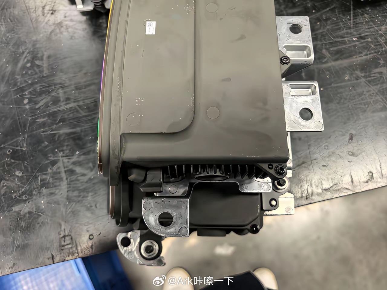 感受一下华为乾崑的192线和896线激光雷达，虽然侧边接口一样，但二者体积大小还