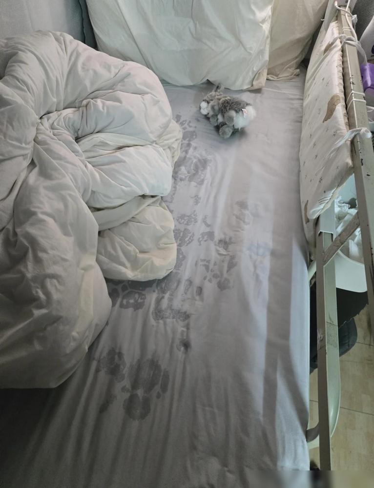 西科大我的床位被泼了水，今天一点过上床，发现床垫全湿了，不可能是滴水因为床帘是干
