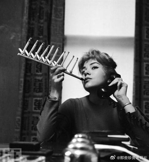 1955年的豪华烟斗。可以用这个烟斗，一次能抽掉一盒烟。 