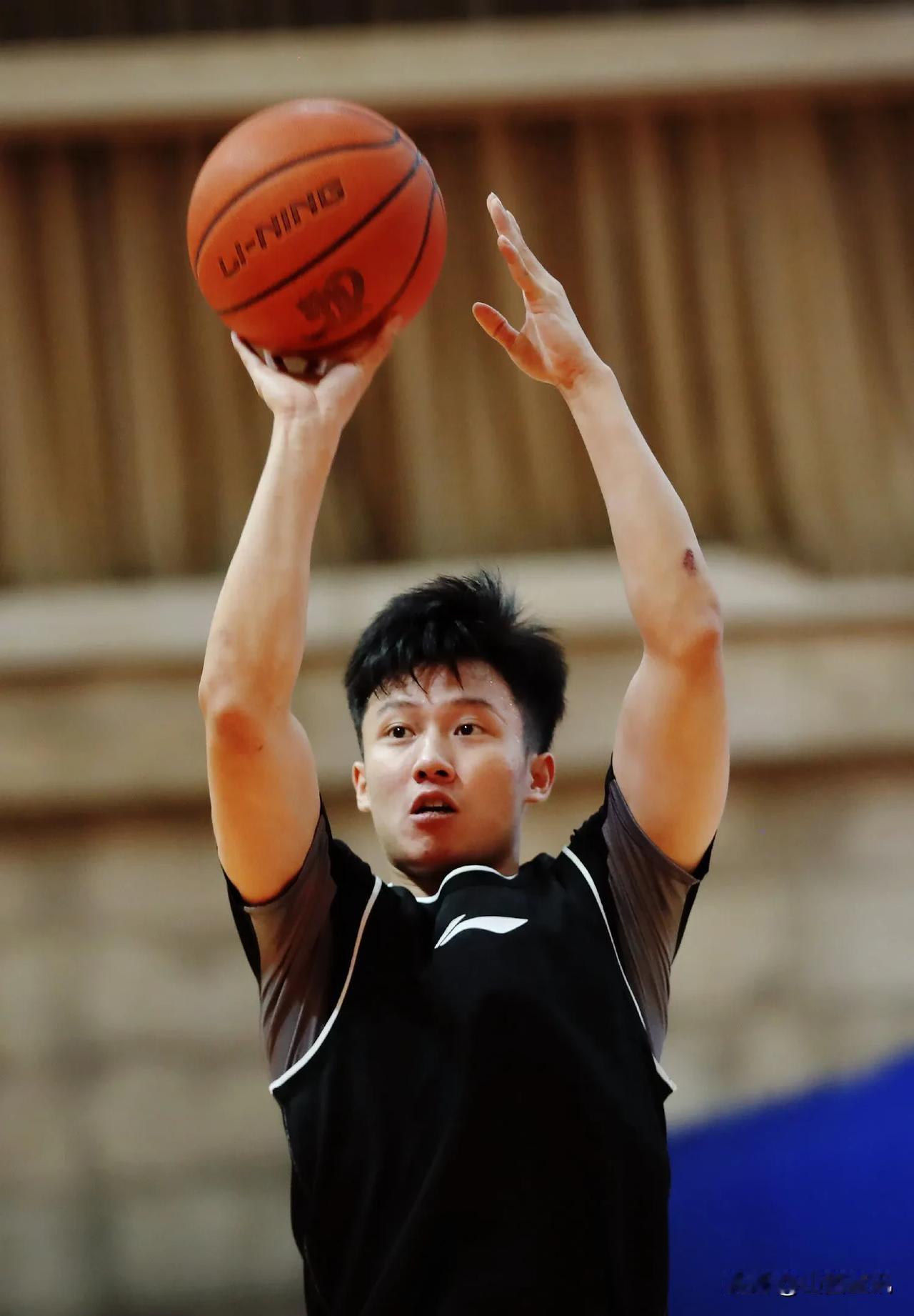 山西汾酒男篮大概率会捡漏清华大学男篮后卫2025年CBA落选遗珠-卢骏。
莫愁前