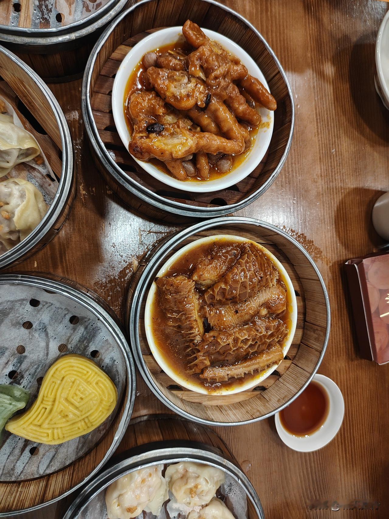 头一次啊，享用广式早茶，在广东，在潮州，在——百家早茶。
点了套餐，略有优惠，包