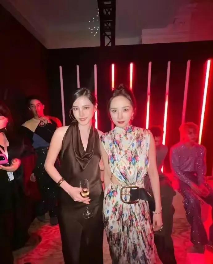 杨幂被泰国艺人发未修图…，脑门锃亮，很秃然，而且对比着看头很大……，眼很大，活像