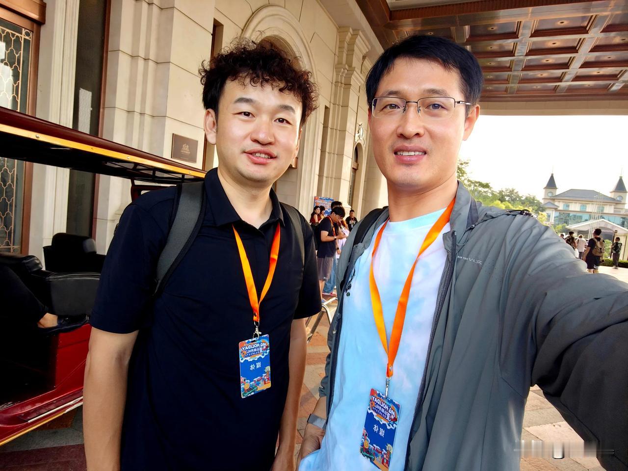 前几天在天津和汽车大V张抗抗 合影。
刚开始接触新能源汽车时，好几位汽车博主都和