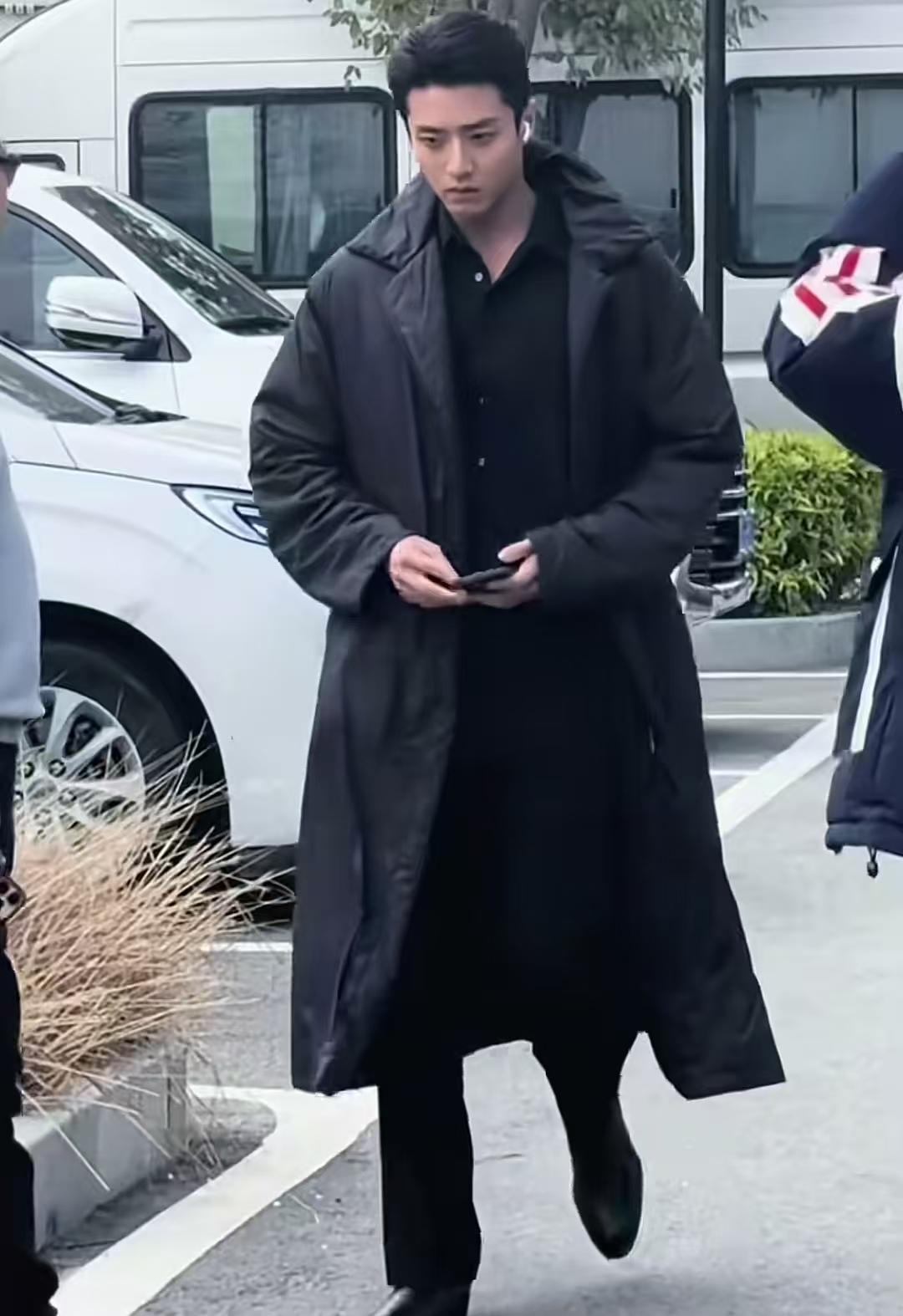 哇塞！陈靖可的这个造型也太哇塞了吧？和归队里的田小贵比起来，真的是帅多了，看着好