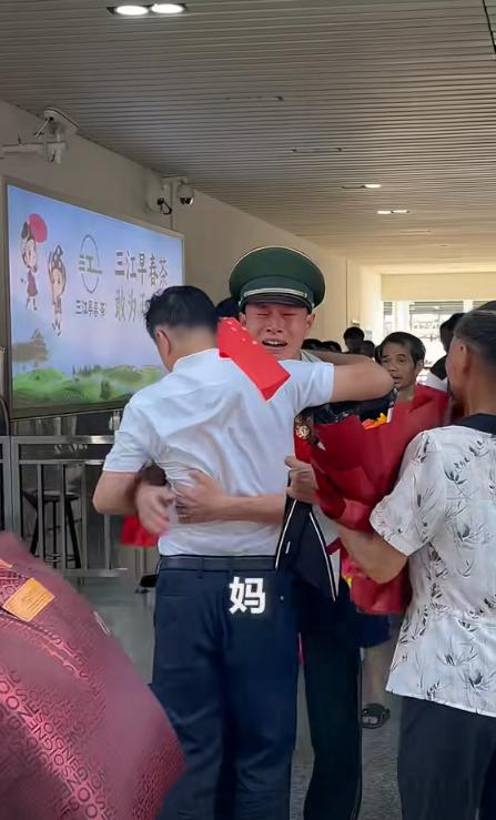 广西柳州，男子当兵12年退役回家，没想到，父母已早早在车站等他。当男子见到父母那