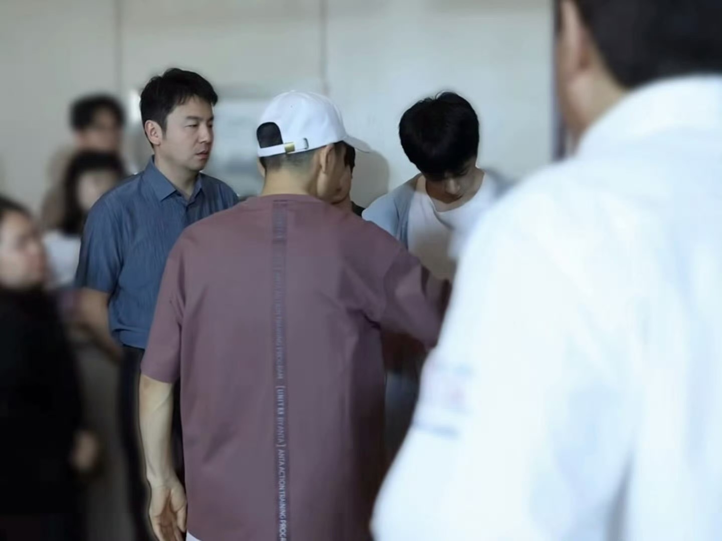 刘耀文｜今日份怼脸素颜照，雕塑般的五官，此男还是太权威刘耀文素颜太权威了