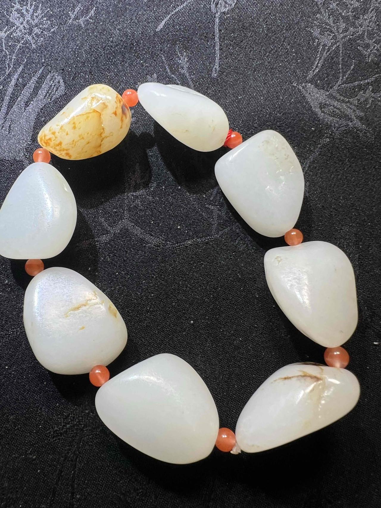 和田玉里有个品种叫河北唐河料，很多外行人可能从未听说过，但在玉石圈子里，它已经存