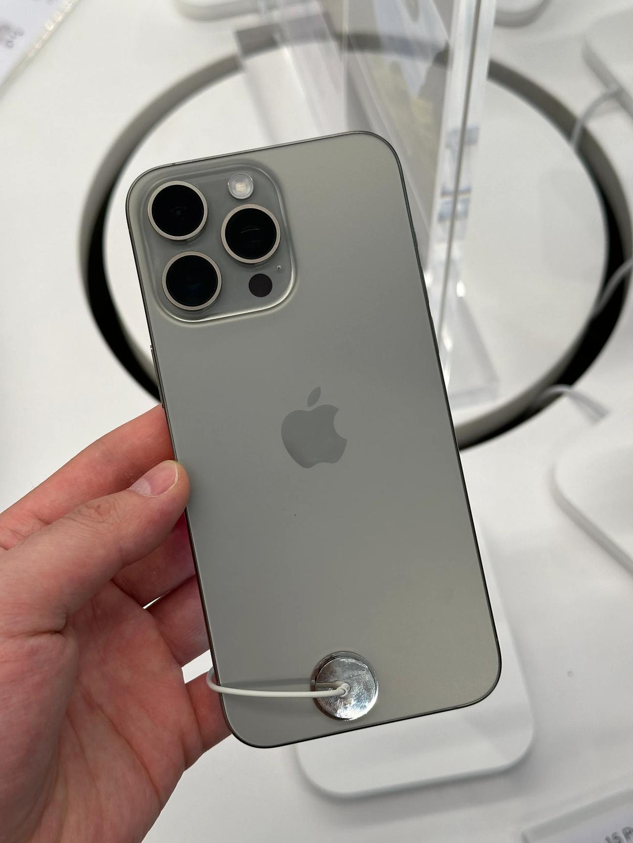 摸了iPhone 15 Pro Max 的原钛色，粘指纹肯定比之前不锈钢强，但是