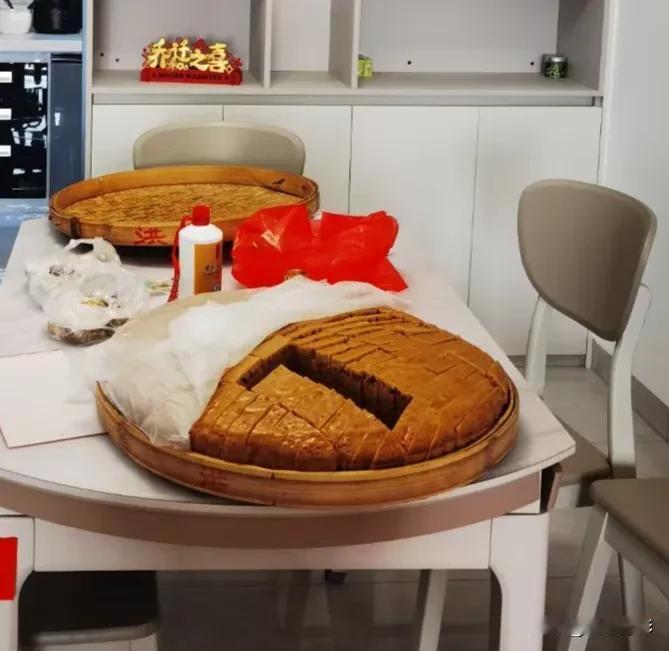 虽然简陋也是自己温暖的小窝，乔迁之喜的仪式感满满。所有美好寓意的食物汇聚一堂。