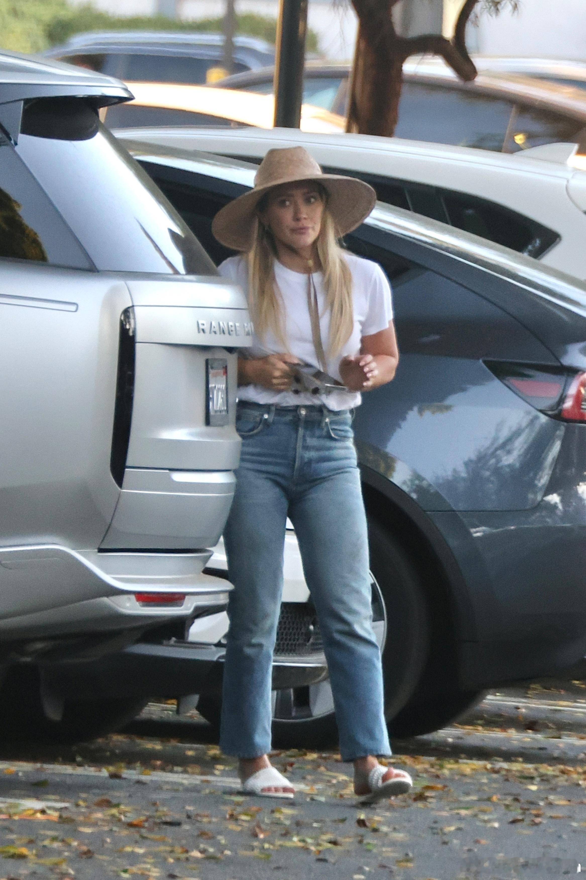 Hilary  duff希拉里达芙在斯蒂迪奥城外出，带着可爱的小闺女Townes
