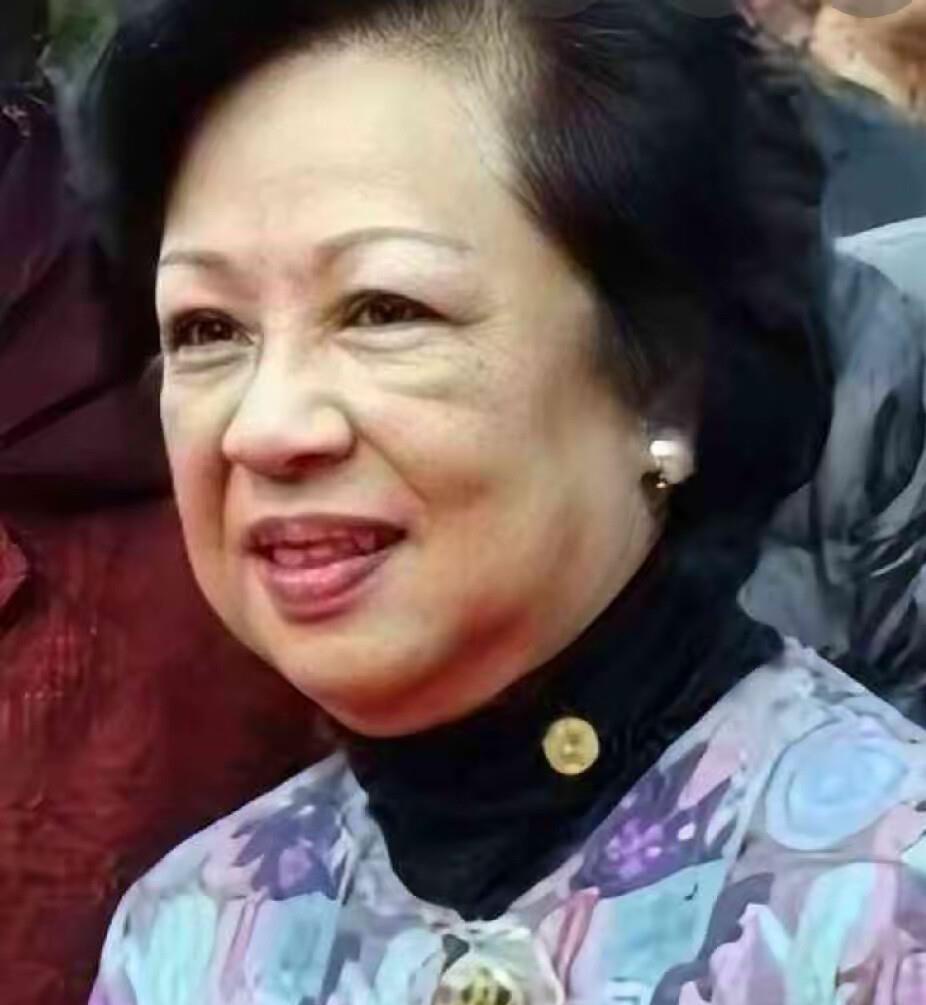 董建华夫人董赵洪娉今年 89 岁。坊间流传一段往事：当年家族航运危机重压之下，董
