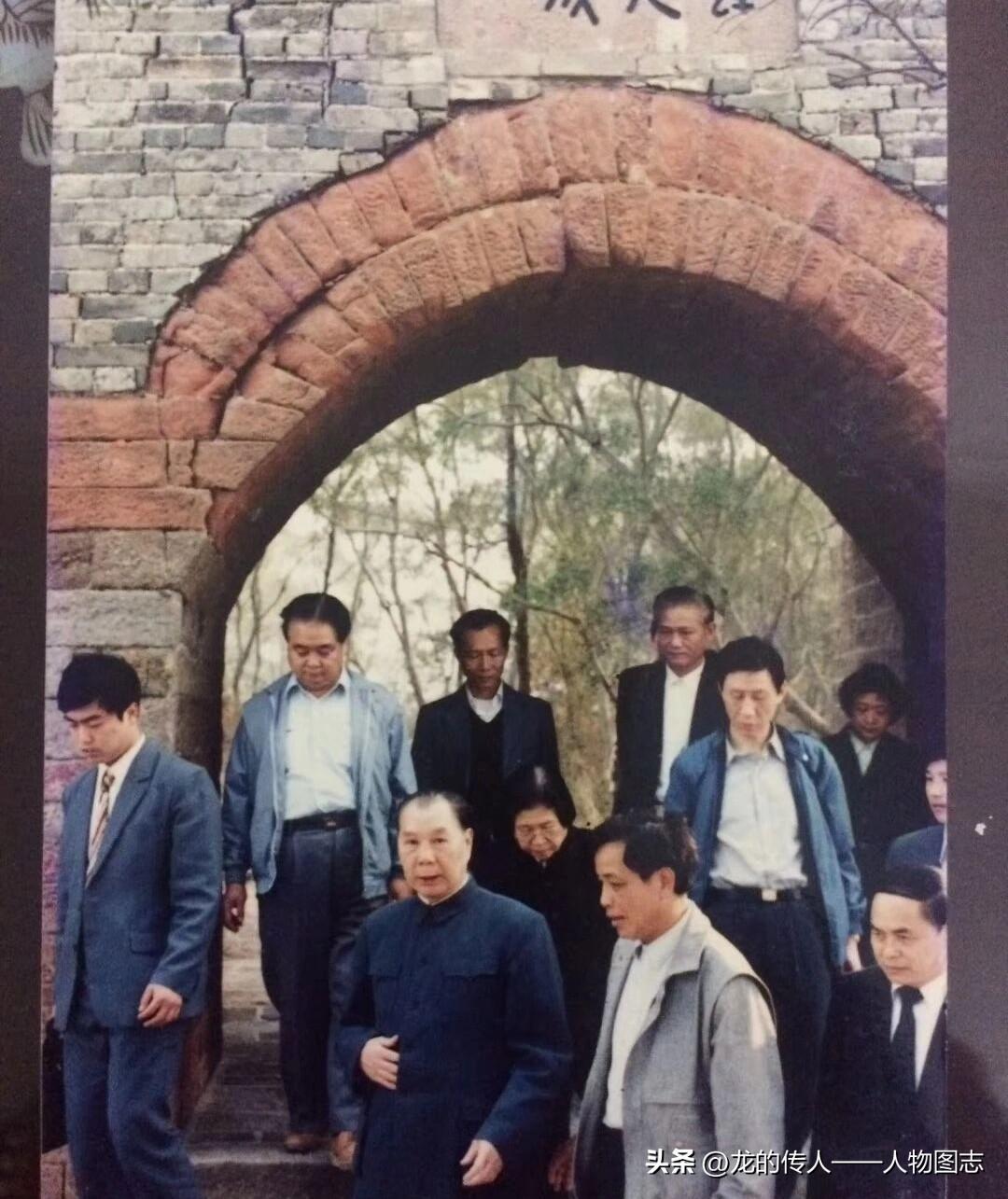 1987年杨成武将军浏览番禺抗英莲花城炮台。