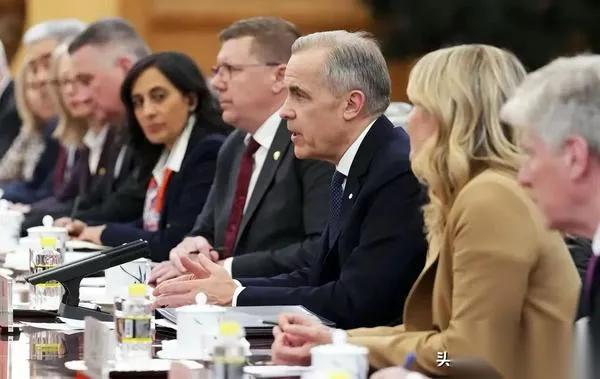 卡尼这趟，真不是来打卡。

他开口三声“谢谢”，把八年的疙瘩全抖了出来。

我现