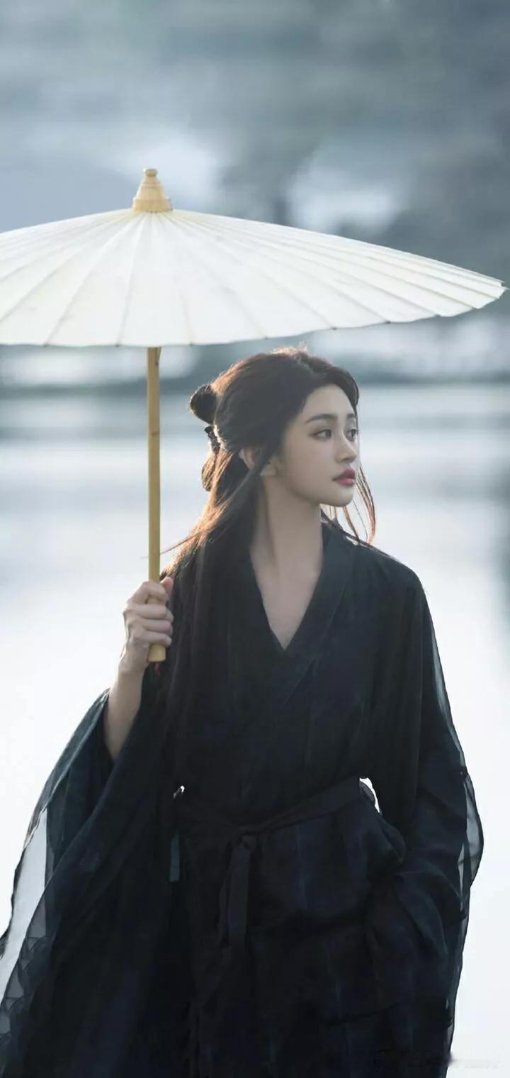 古风少女撑伞漫步，如诗如画。