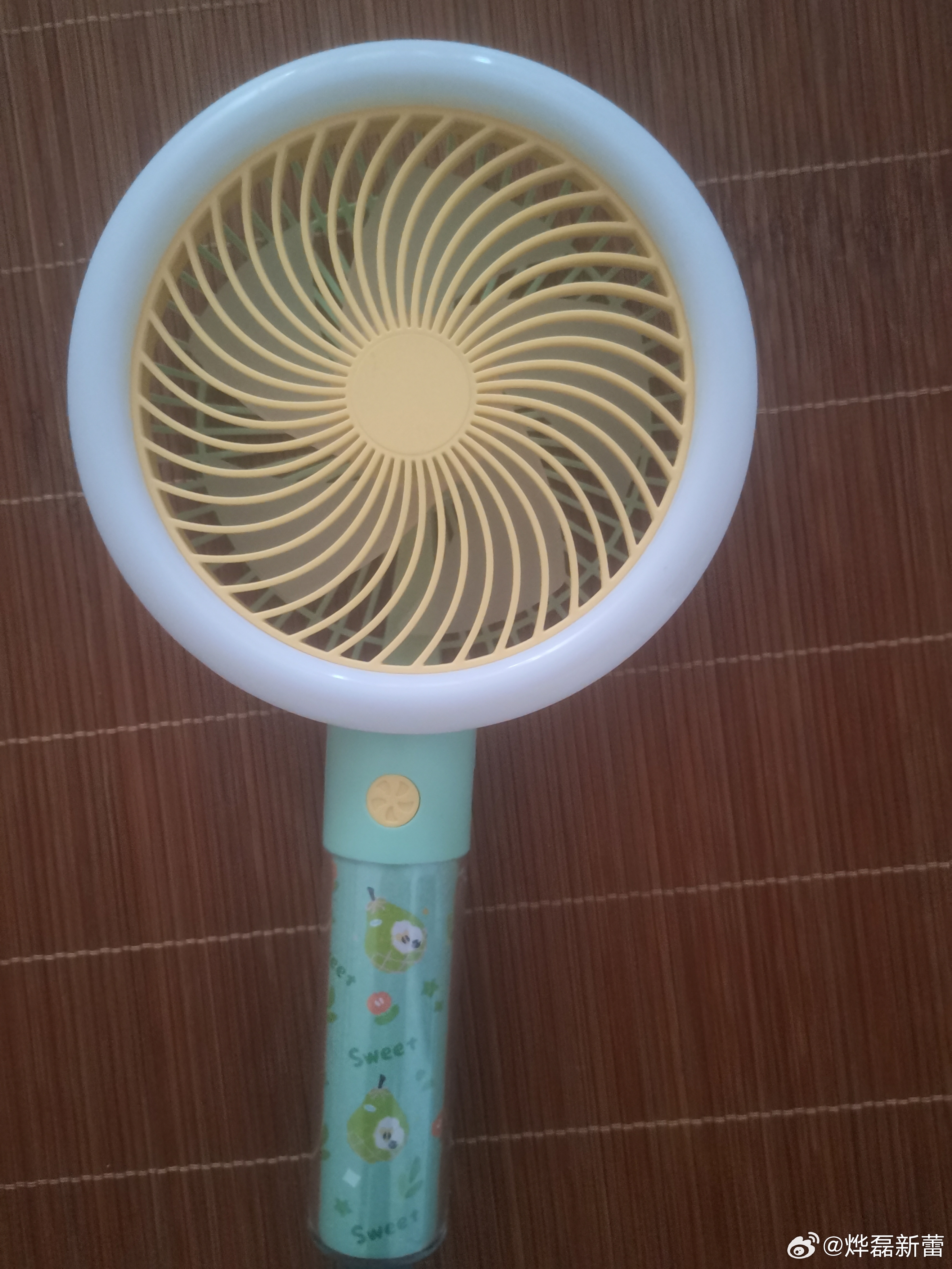 夸一夏就放空  我的夏季清凉好物品，小风扇，手持它，就可以清凉一夏。而且很迷你。