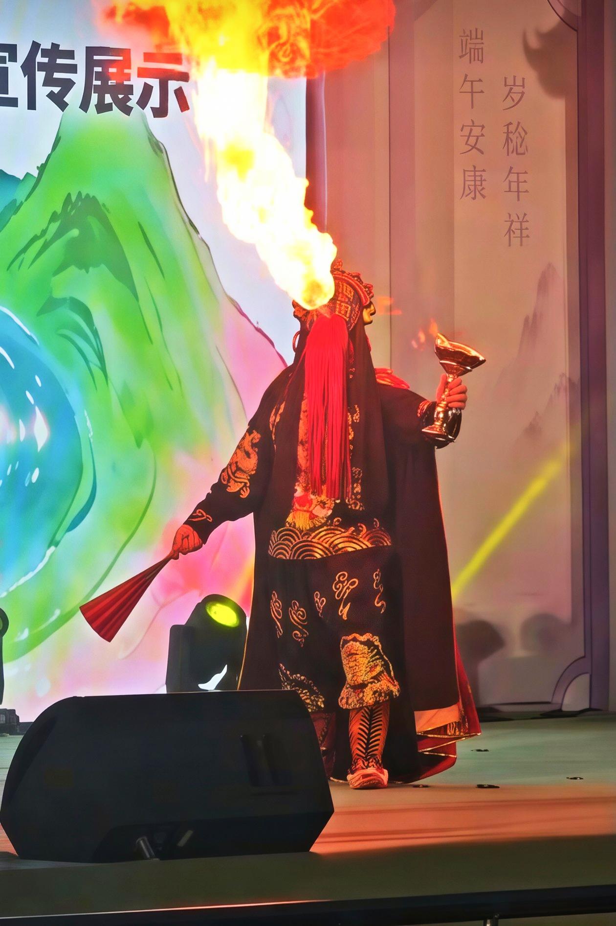 宜昌滨江嗨翻天！今晚宜昌城沸腾了！
“我在宜昌过端午”活动，沿江五六场戏同时开演