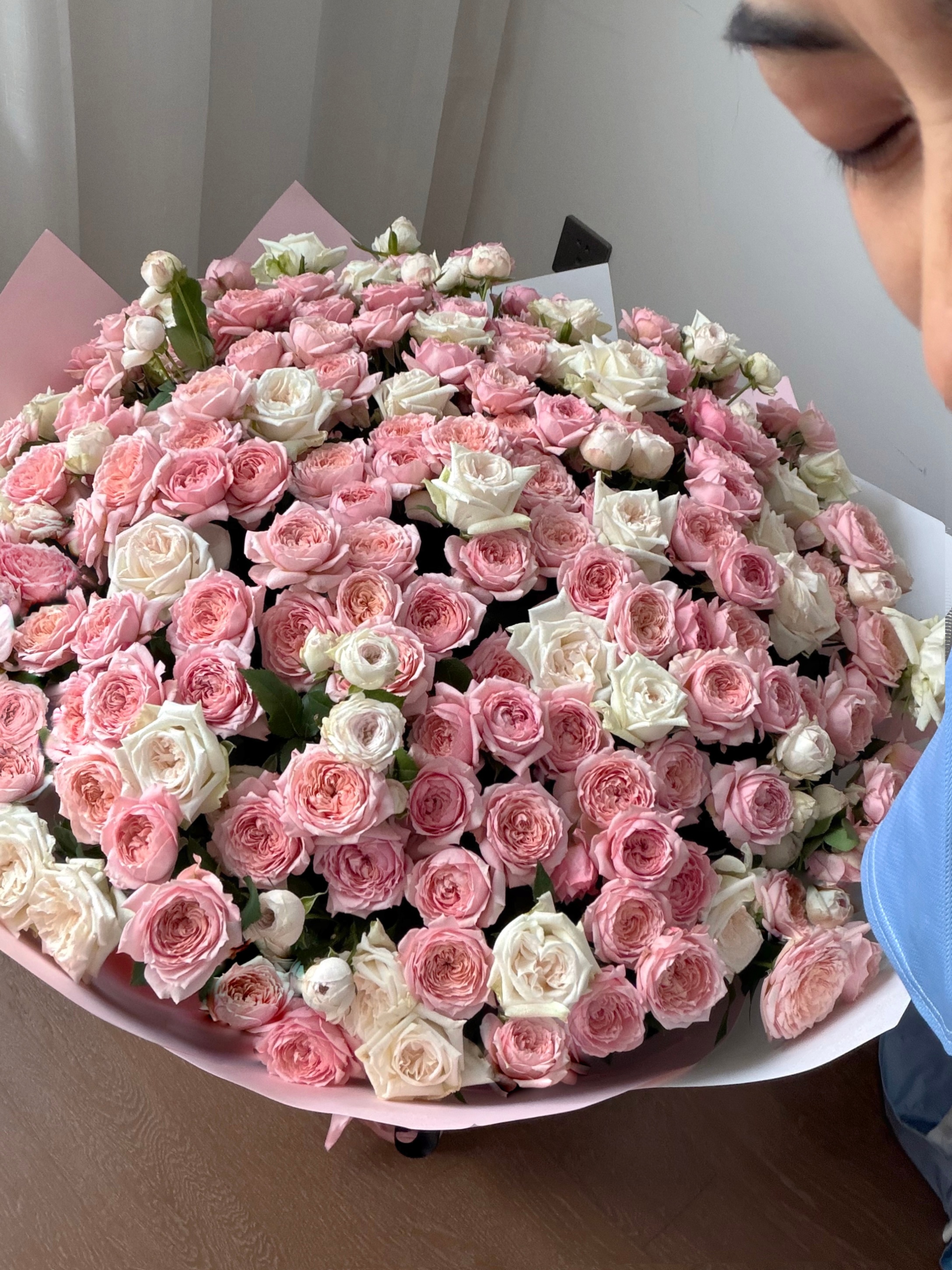 呜呜呀呀🥺👫甚至眼睛还没睁开就闻到了淡淡花香味 