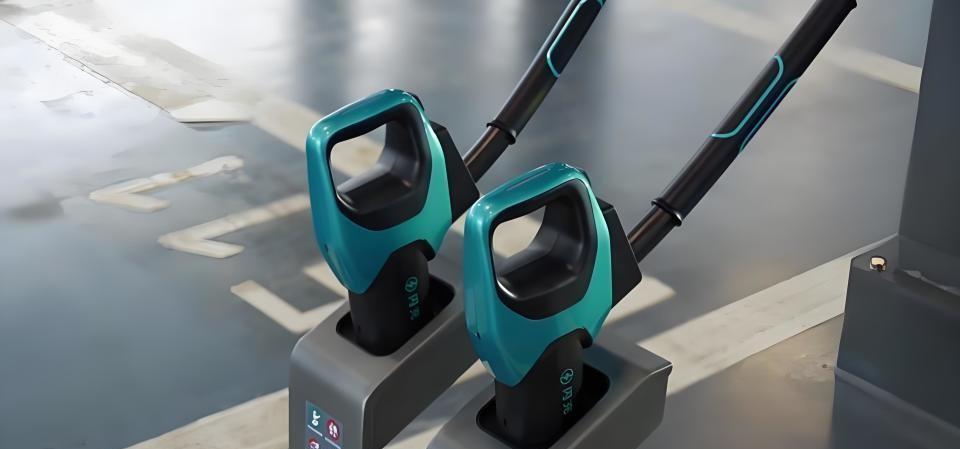 上周末，我一个开某品牌纯电车的朋友，被拉去佛山一个充电站。插上桩等了快半小时，电