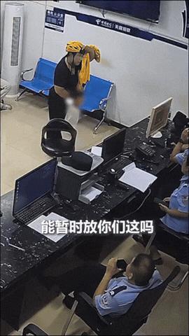 “火到人民日报了！”一位外卖员妈妈带孩子送餐时突遇大雨，孩子淋湿冻得发抖，无奈求