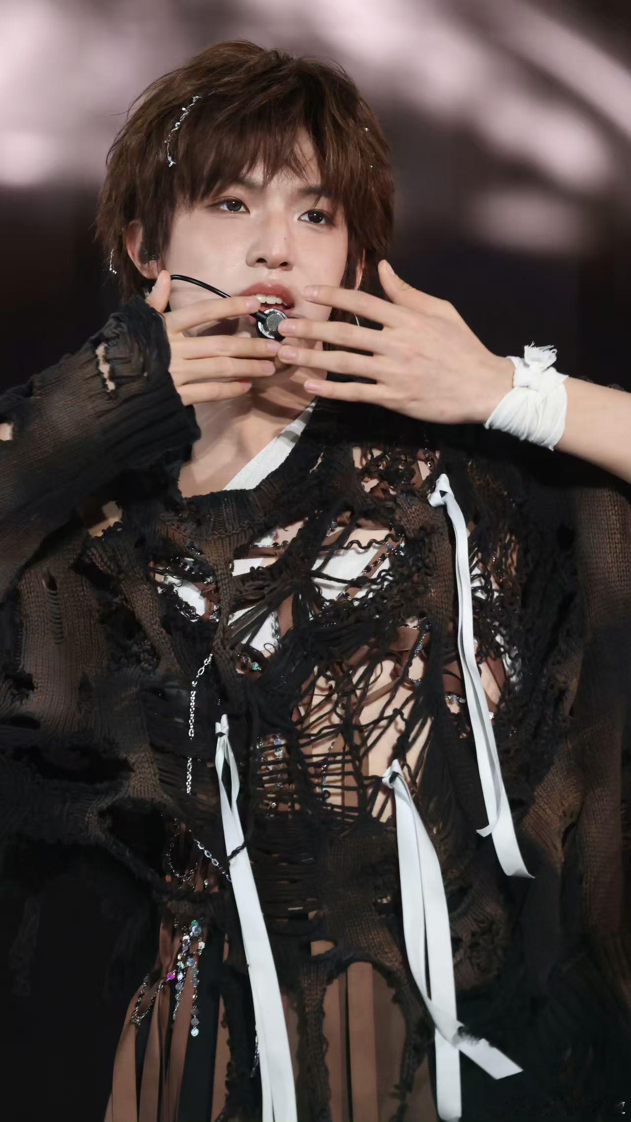 张泽禹新音挑染 人一旦粉上张泽禹就完了，这辈子就是他的忠实粉丝，新音的挑染造型更