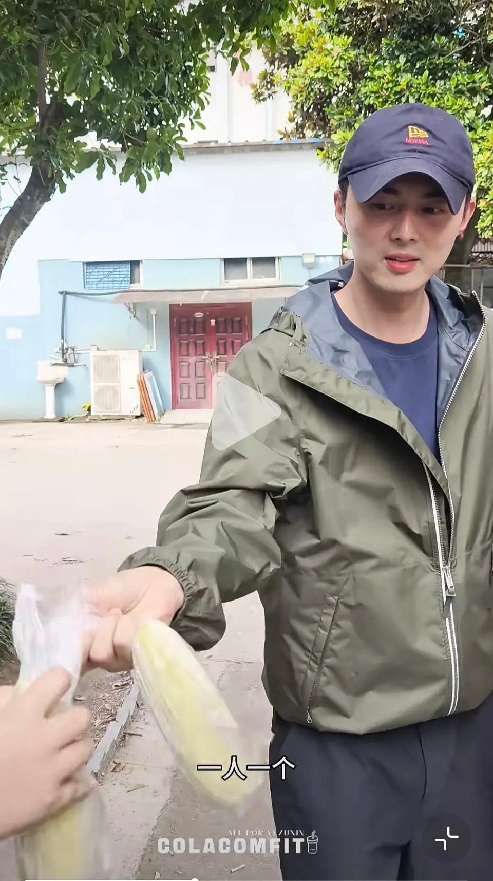 叶祖新老家到底种了多少地别人饭撒都是特意准备的周边礼物，他直接拎自家种的玉米、小