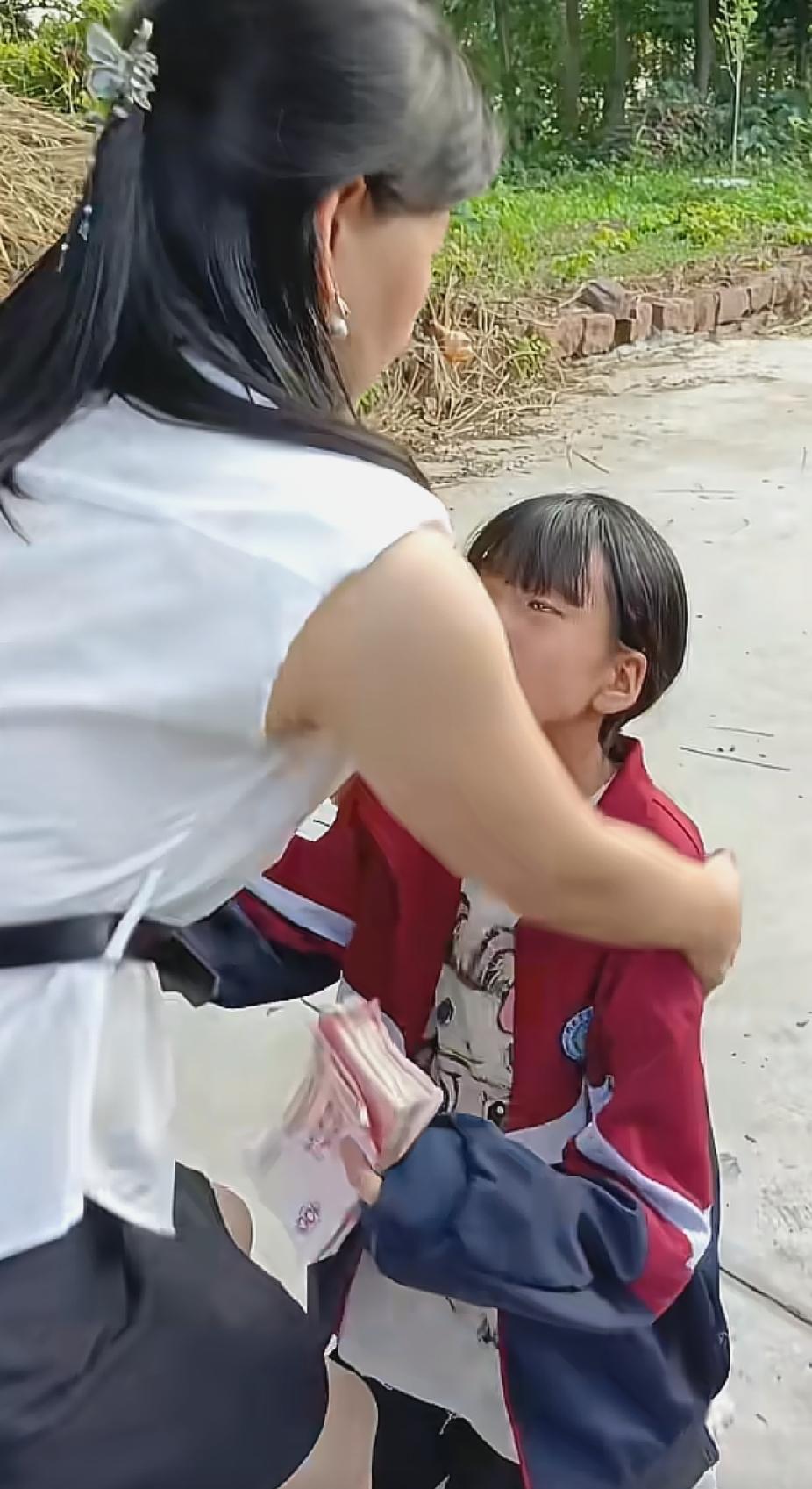 女孩手里拿着爸爸给的学费钱，却被后妈一把夺走了，可转瞬间女孩就给后妈跪下了，接下