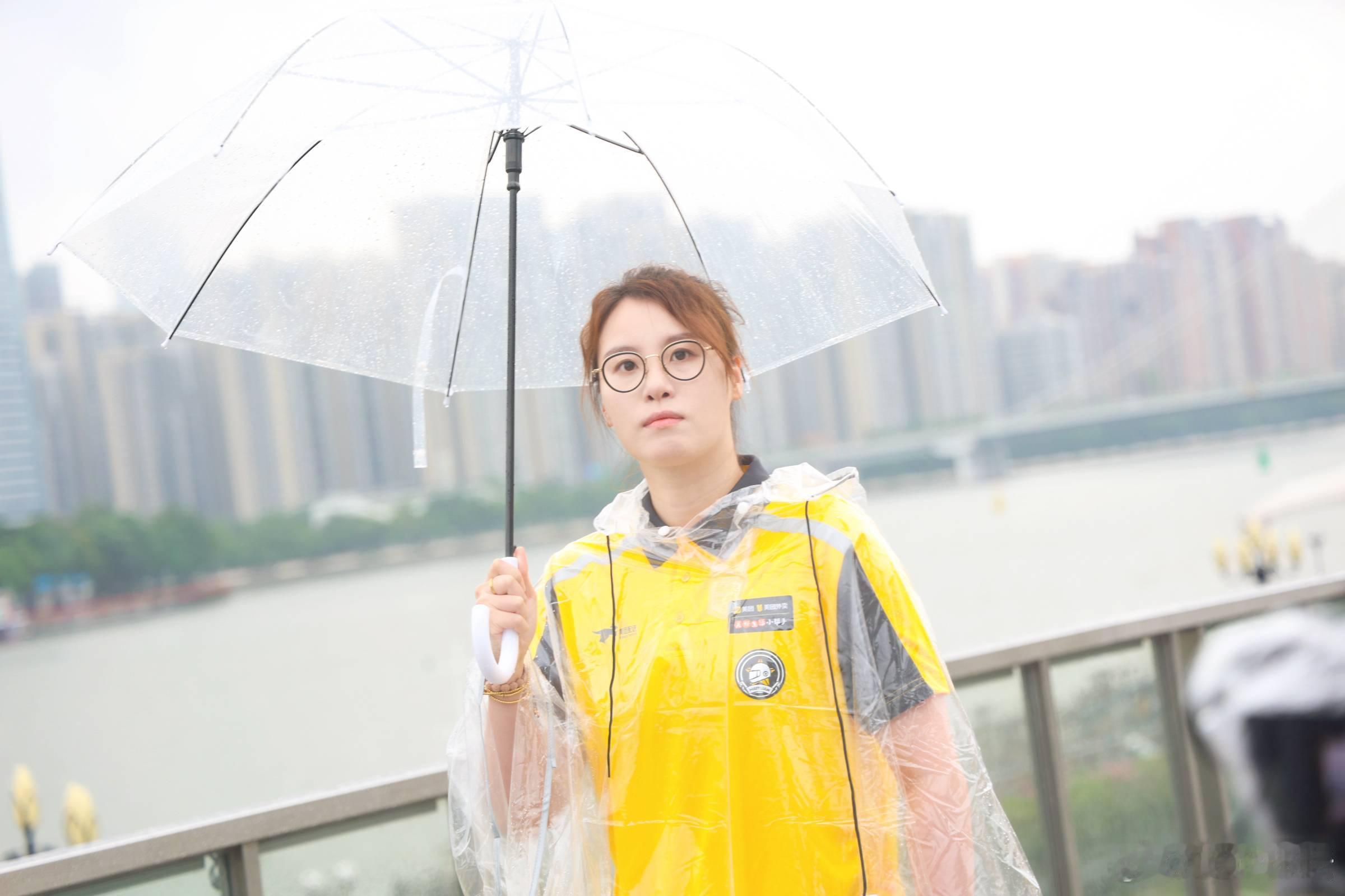 #傅园慧洪荒之力送免单# 游泳健将傅园慧放下奖杯，穿上外卖服，化身“送奶工”，7