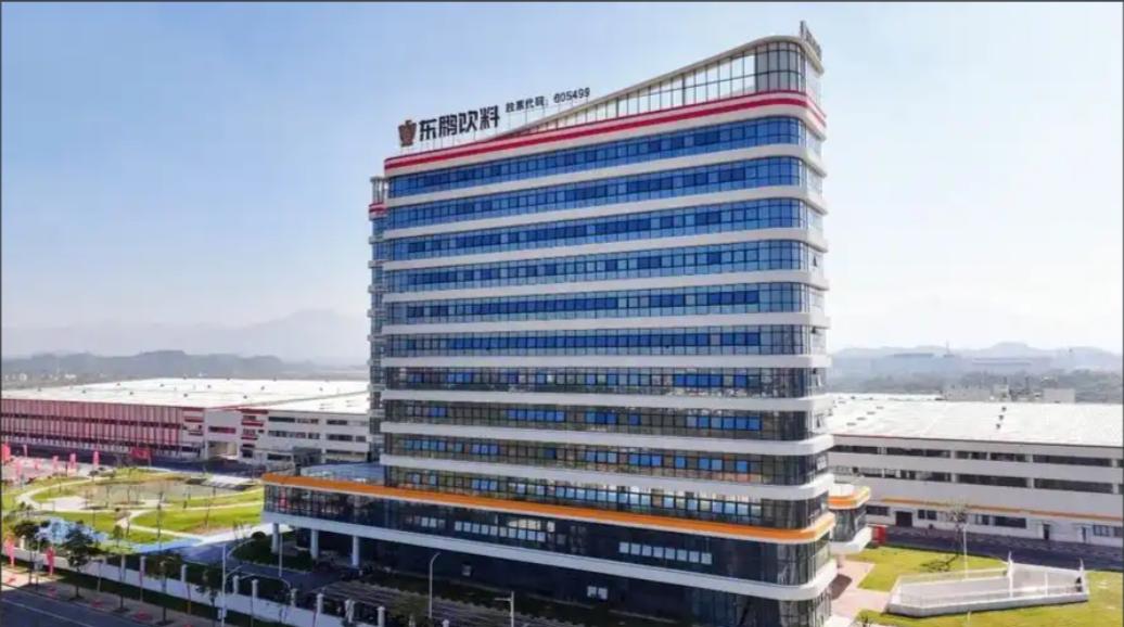 2009年，一个代工厂厂长把红牛配方“偷”回家，没想到，15年后自己带着东鹏特饮