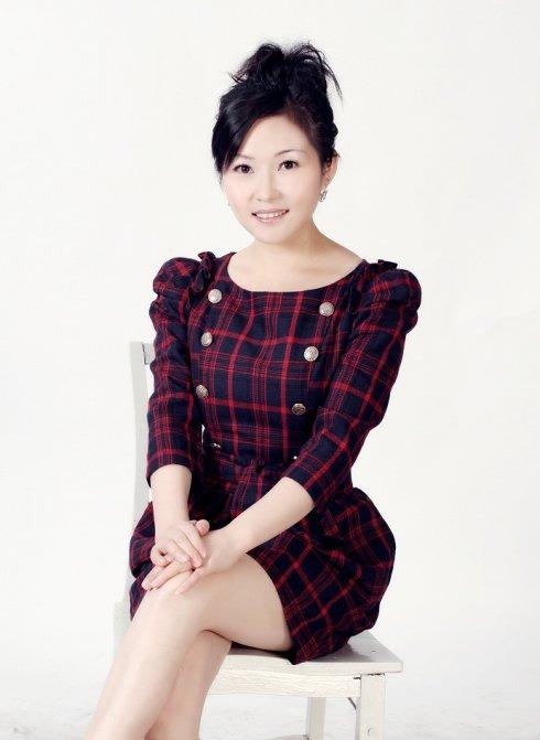 刘少霞，女，中国电影演员、主持人，泉州市安溪龙涓人。1953年首次出演电影《春》