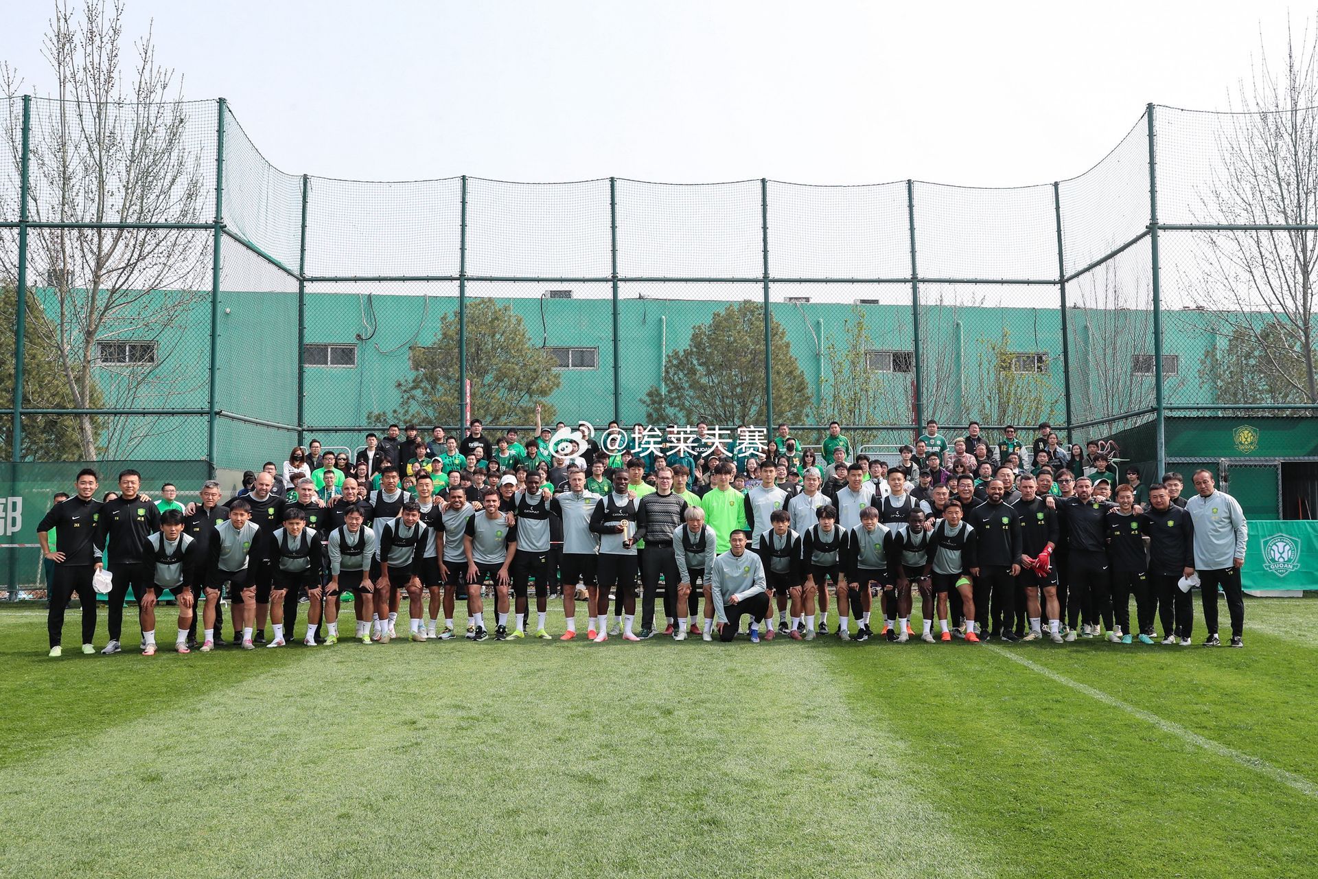 北京国安北京国安 国安球员魏家傲更新社交媒体：“公开日合影。” 